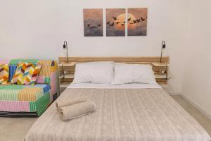 a bed and a chair in a room at Gea Guest House in Syracuse