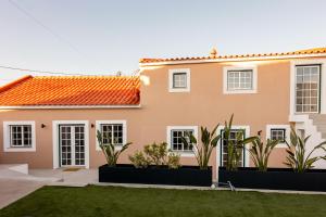 a house with an orange roof at Casas dos Amigos in Bom Sucesso