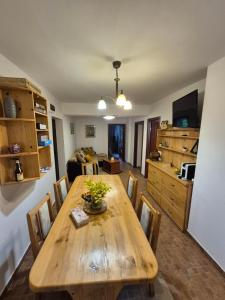 a dining room with a wooden table and chairs at Apartament Salcia Slanic Moldova in Slănic-Moldova