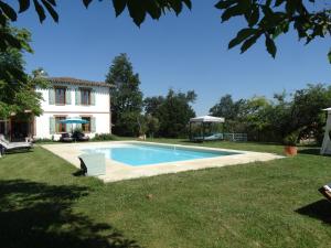 a swimming pool in the yard of a house at residence la Salamandre kamers in Rabastens