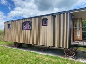 a small train car on display in a field at La Roulotte au Paradis in Arc-et-Senans
