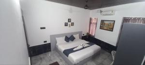 a bedroom with a bed in a room at Hotel Bougainvillea in Cochin +7 photos