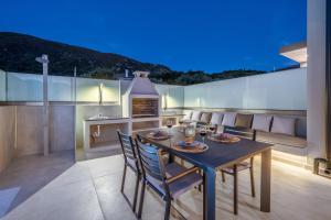 a dining room and kitchen with a table and chairs at Agemaya Villas in Sami
