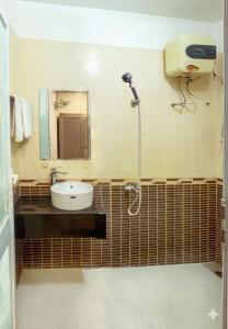a bathroom with a sink and a shower in it at Anh Duong Hotel in Noi Bai