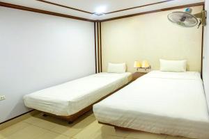 two beds in a room with white sheets at Anh Duong Hotel in Noi Bai +14 photos