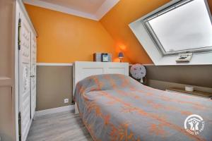 a bedroom with a bed and a window in it at De l'ar mor bihan in Riantec