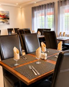 a dining room with a table and chairs at Hôtel Restaurant le Mistral in Peipin