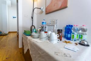 a table with bottles of water and cups on it at Ánemos b&b in Termoli