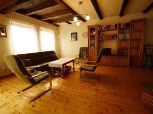 sala de estar con sofá, sillas y mesa en holiday home in Pernink in a beautiful mountainous, en Pernink