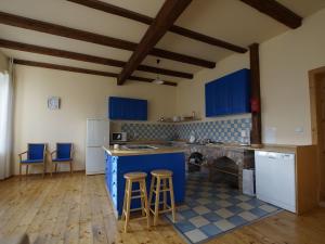 cocina con armarios azules y encimera en holiday home in Pernink in a beautiful mountainous, en Pernink