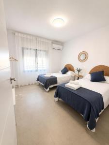 a bedroom with two beds and a window at CasaConchaGuadamur in Guadamur +10 photos