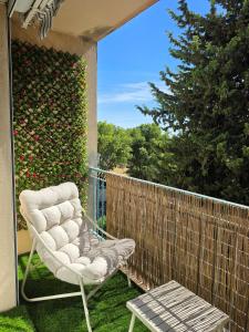 a white chair sitting on a balcony with a bench at Le repos de Cézanne in Salon-de-Provence