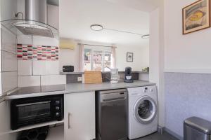 a kitchen with a washer and dryer at L'interlude in Amélie-les-Bains-Palalda