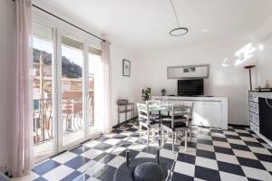 a living room with a checkered floor at L'interlude in Amélie-les-Bains-Palalda