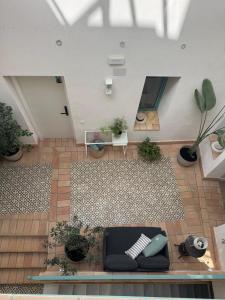 a living room with a couch in a room with plants at Alegoría Coliving Experience in Seville