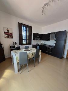 a kitchen and dining room with a table and chairs at Alfredo II Affittacamere in Siena