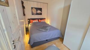 a small bedroom with a bed in a room at Ferienwohnung am Müritzstrand in Waren