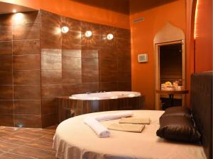 ein Badezimmer mit Bett und Badewanne in der Unterkunft Hotel Paka in Velenje + 44 Fotos