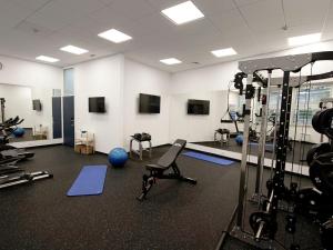 ein Fitnessstudio mit vielen Trainingsgeräten in einem Raum in der Unterkunft Hotel Paka in Velenje