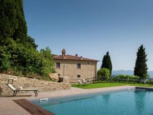 willa z basenem przed budynkiem w obiekcie Tranquil Stay in Vir s Beauty w Arezzo +32 zdjęcia