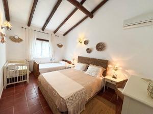 ein Schlafzimmer mit einem Bett und ein Zimmer mit einer Couch in der Unterkunft Monte da Eira Nova in Avis + 15 Fotos