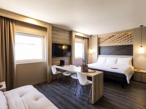 ein Hotelzimmer mit Bett und Schreibtisch in der Unterkunft Ibis Torreon in Torreón