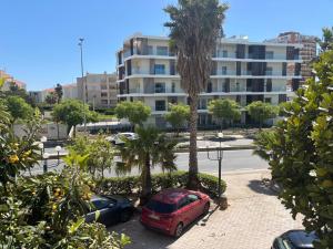 two cars parked in a parking lot in front of a building at Rochavaumar in Portimão