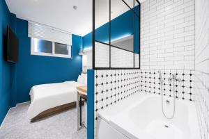 a bedroom with a bed and a shower at NU Hotel in Cheonan +65 photos