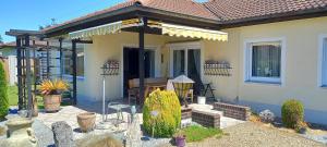 a house with an awning over a patio at Bungalow Au in Illertissen