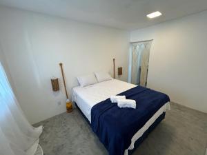 a bedroom with a bed with two towels on it at Casa Rio - Santo Amaro in Santo Amaro +12 photos