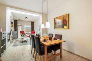 a dining room with a table and chairs at Parkhuisje by BLOSS in Bruges