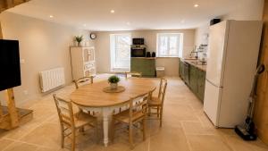 a kitchen and dining room with a table and chairs at Maison 8 personnes avec terrasse in Verdun