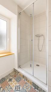 a bathroom with a shower with a glass door at Maison 8 personnes avec terrasse in Verdun +16 photos
