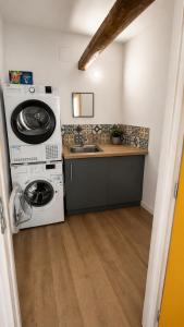 a kitchen with a washing machine and a sink at Maison 8 personnes avec terrasse in Verdun