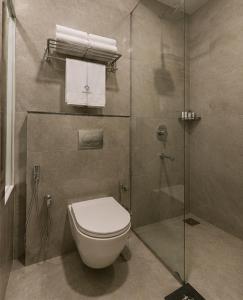 ein Badezimmer mit Toilette und Dusche in der Unterkunft Hotel Smart Snap Sector 104, Noida in Noida
