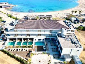 Luftaufnahme eines Hauses am Strand in der Unterkunft Casa C Hôtel & Spa in Propriano