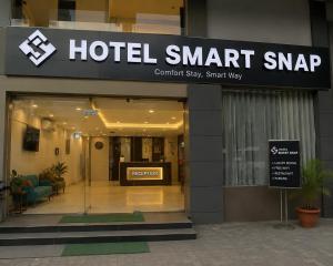 ein Smartagency-Schild eines Hotels vor einem Gebäude in der Unterkunft Hotel Smart Snap Sector 104, Noida in Noida