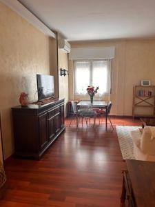 a living room with a table and a dining room at Casa dei Navigatori in Verona
