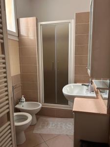 a bathroom with a toilet and a sink and a shower at Casa dei Navigatori in Verona +4 photos