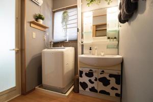 a small bathroom with a sink and a toilet and a sink at みどりの風 -那須高原中心地-森を感じる貸切一軒家-観光や買い物に便利-無料bbq-最大7名-子供歓迎 in Nasu