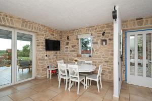 a dining room with a table and chairs at House Toma in Oklaj