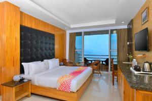 a hotel room with a bed and a television at Ginger Lansdowne, Mall Road in Lansdowne