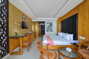 a hotel room with a bed and a desk at Ginger Lansdowne, Mall Road in Lansdowne +43 photos