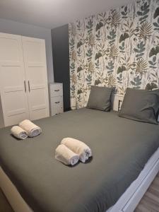 a bedroom with a large bed with towels on it at Appartement cocooning Sierck-les-Bains in Sierck-les-Bains