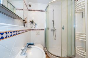 a bathroom with a shower and a toilet at Syltglück in Westerland