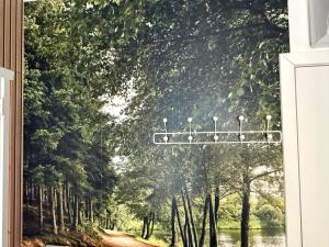 ein Gemälde einer Straße in einem Wald in der Unterkunft Blue Mountains in Wavre