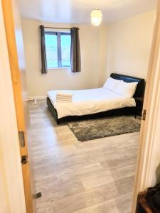 a bedroom with a bed and a window at Double room in a shared 2bed flat in Milton