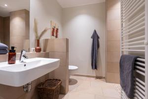 a bathroom with a sink and a toilet at Rodehuus Wohnung 6 in Borkum