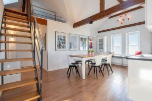 a kitchen and dining room with a wooden table and chairs at Wohnung Strand Vier in Borkum