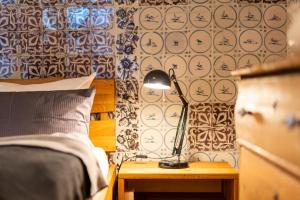 a lamp sitting on a table next to a bed at Commandeur-Huus Wohnung 2 in Borkum